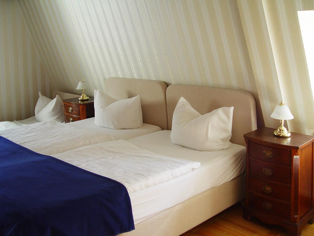 Hotel Altes Hafenhaus Rostock Rum bild