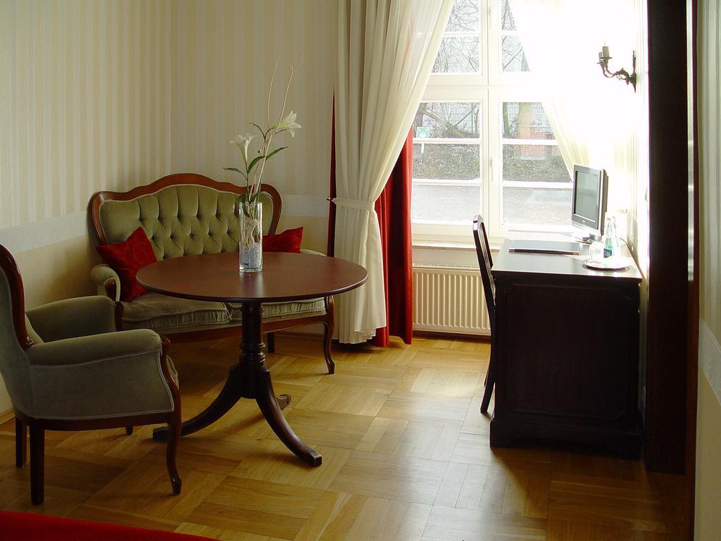 Hotel Altes Hafenhaus Rostock Rum bild