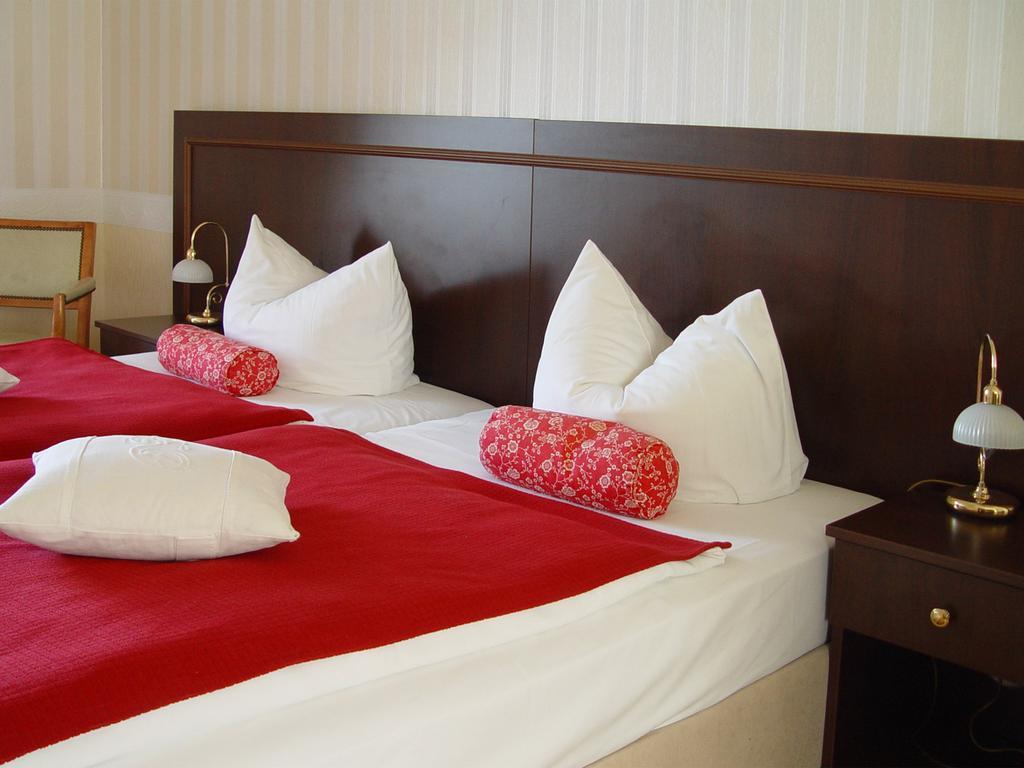 Hotel Altes Hafenhaus Rostock Rum bild